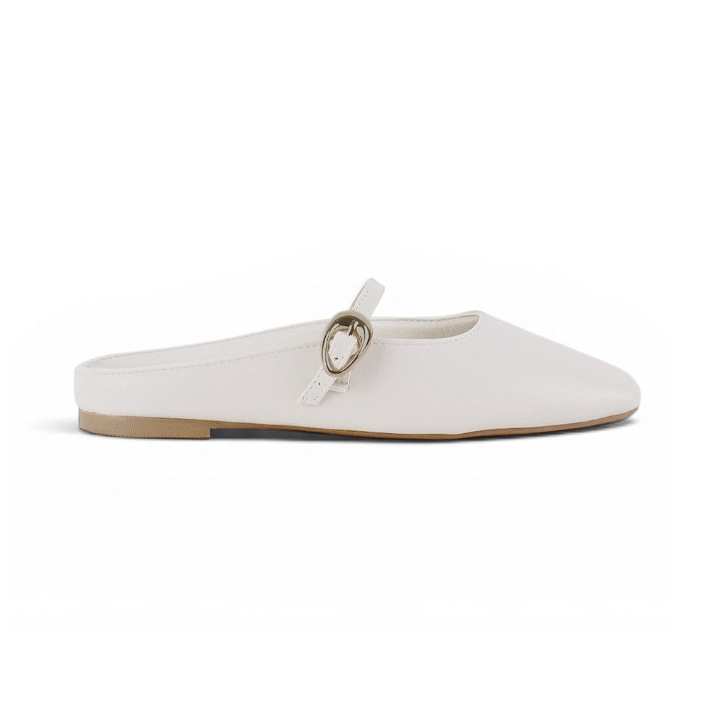 Vista lateral de balerina beige de piso tipo mule con punta semicuadrada y pulsera ajustable en el empeine 