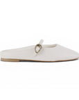 Vista lateral de balerina beige de piso tipo mule con punta semicuadrada y pulsera ajustable en el empeine 