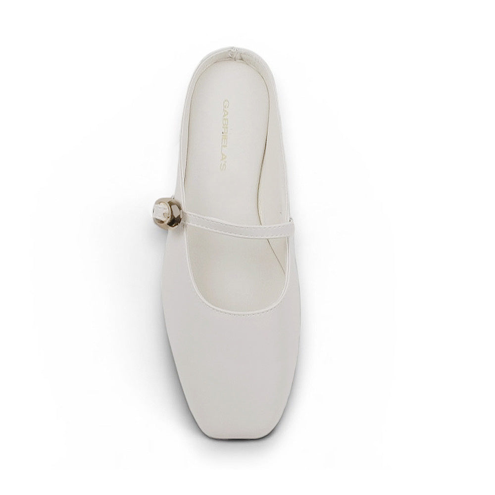 Vista superior de balerina beige tipo mule para dama de piso con punta semicuadrada y pulsera ajustable al empeine
