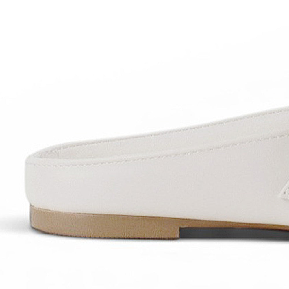 Vista trasera de la balerina beige tipo mule de piso con pulsera ajustable al empeine y punta semicuadrada para dama 