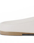 Vista trasera de la balerina beige tipo mule de piso con pulsera ajustable al empeine y punta semicuadrada para dama 