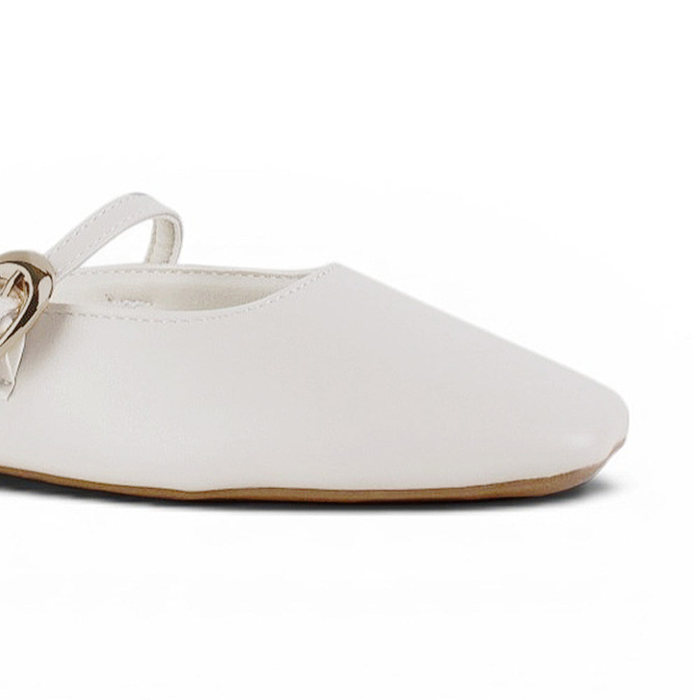Detalle del material sintético en balerina beige tipo mule para dama con punta semicuadrada de piso y pulsera ajustable en el empeine 