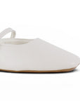 Detalle del material sintético en balerina beige tipo mule para dama con punta semicuadrada de piso y pulsera ajustable en el empeine 