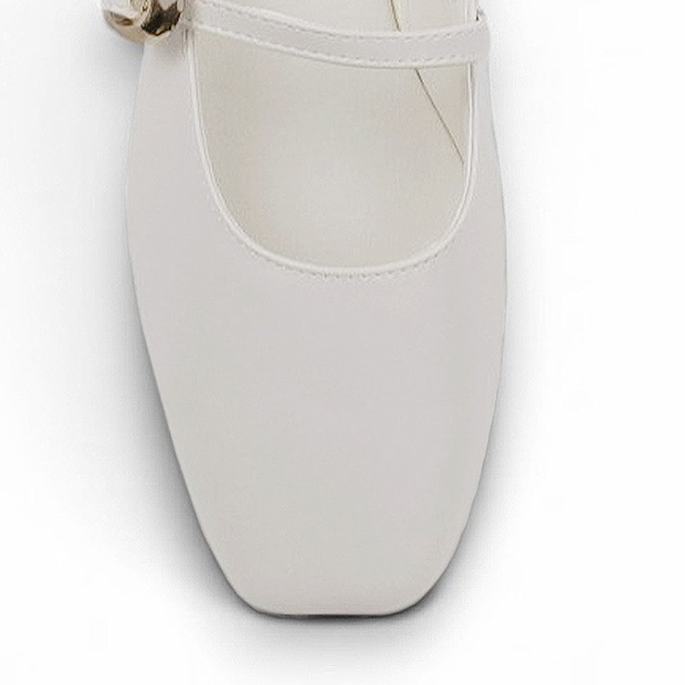 Vista del detalle en punta semicuadrada de la balerina beige tipo mule para dama con pulsera ajustable en el empeine de piso 