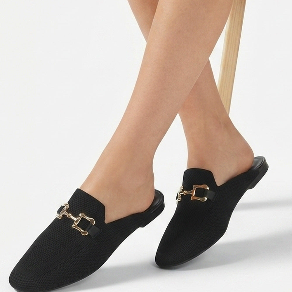 Flats tipo mules negros con herraje metálico y punta semi cuadrada para dama 