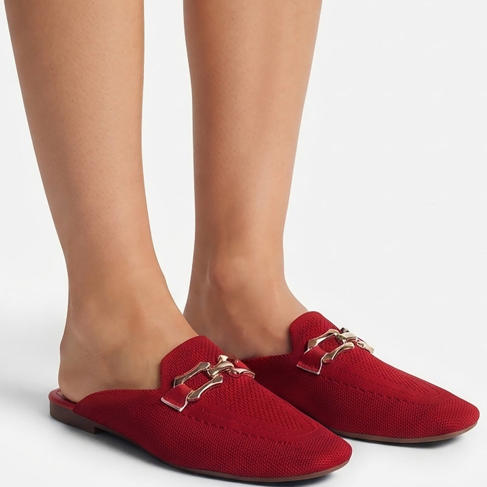 Flats tipo mules rojos con herraje metálico y punta semi cuadrada para dama 