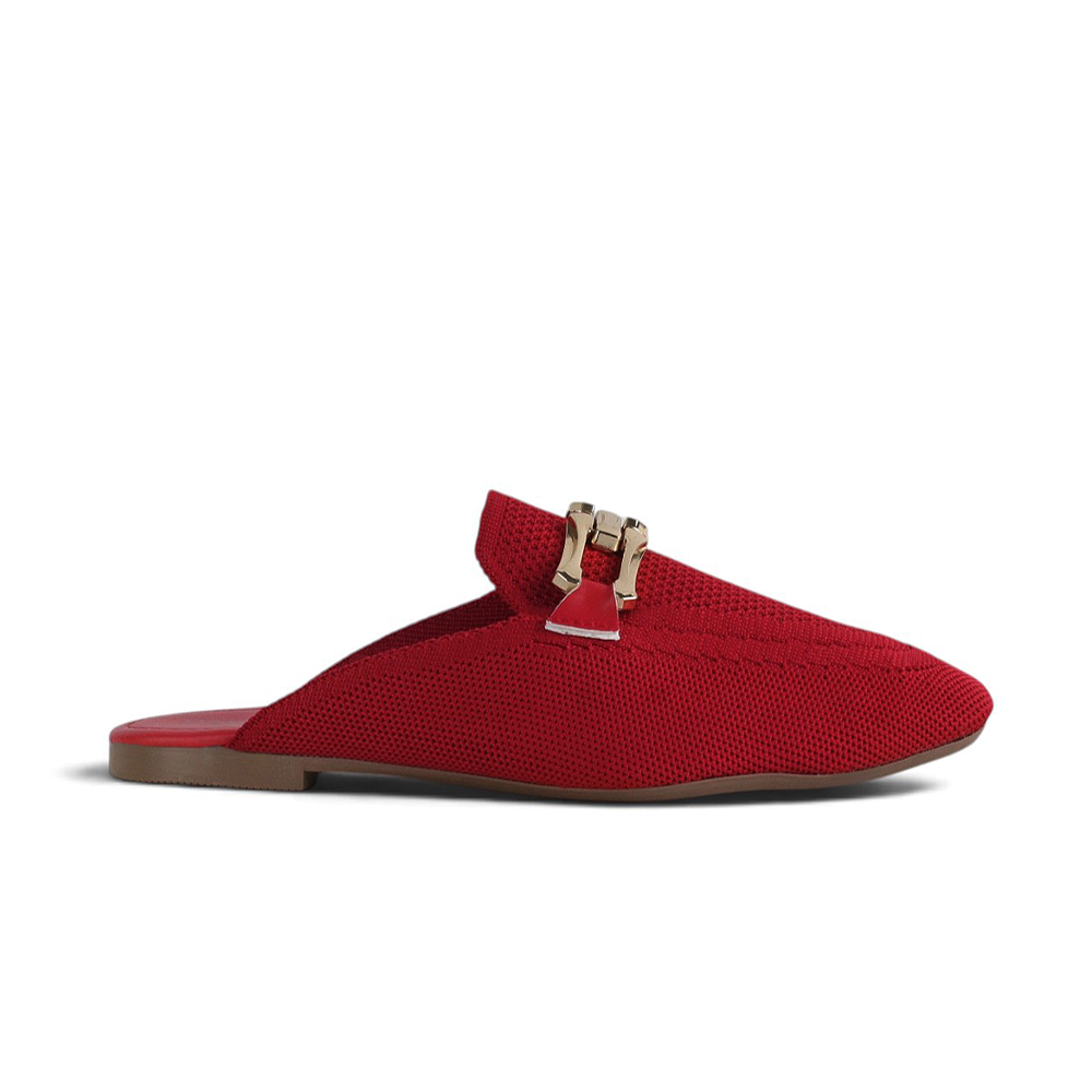 Vista lateral de flats tipo mules rojos para dama con herraje metálico y punta semi cuadrada  