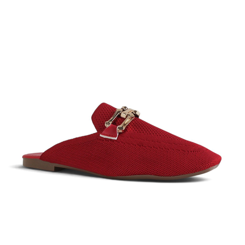 Vista diagonal de flats tipo mules rojos con punta semi cuadrada con herraje metálico para dama  