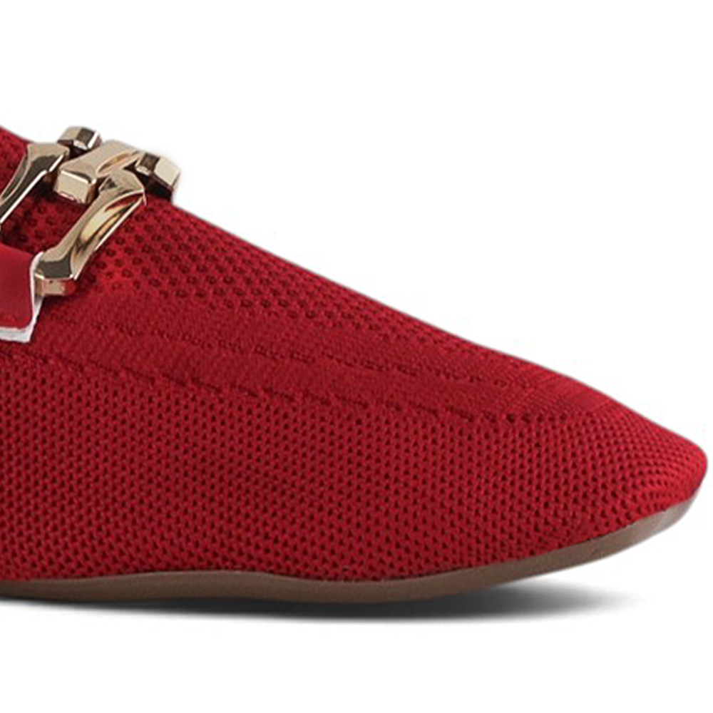 Detalle del material sintético en los flats tipo mules rojos con herraje metálico para dama  