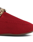 Detalle del material sintético en los flats tipo mules rojos con herraje metálico para dama  