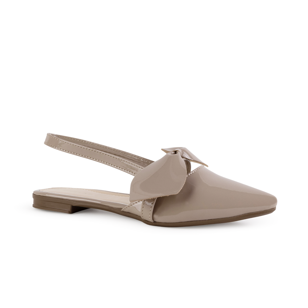 Vista diagonal en flats nude de piso con punta fina y pulsera ajustable para dama 