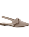 Vista diagonal en flats nude de piso con punta fina y pulsera ajustable para dama 