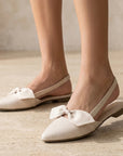 Flats beige de piso con punta fina, pulsera ajustable y moño en el empeine para dama