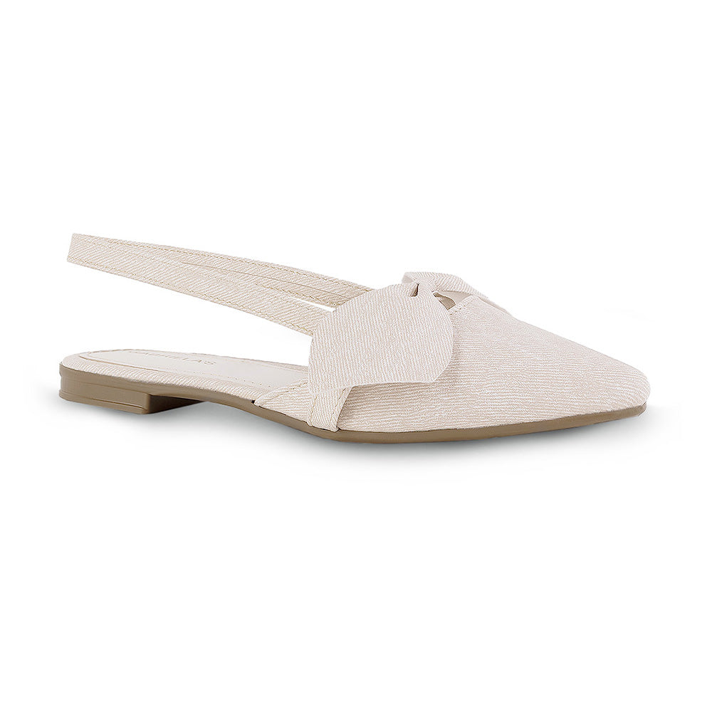 Vista diagonal en flats beige de piso con punta fina y pulsera ajustable para dama 
