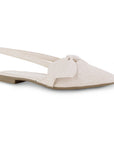 Vista diagonal en flats beige de piso con punta fina y pulsera ajustable para dama 