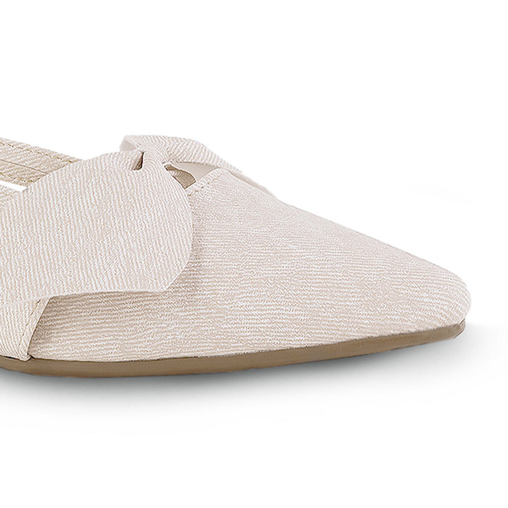 Detalle del material sintético en flats beige para dama con punta fina y moño en el empeine de piso 