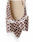 Vista del detalle en punta fina con moño decorativo de la zapatilla nude para dama y tacón bajo 4cm