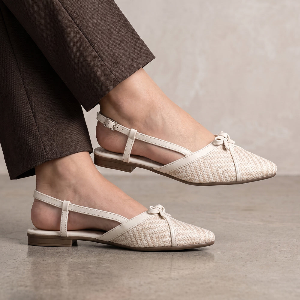 Flats beige de piso con punta fina, pulsera ajustable y moño en el empeine para dama