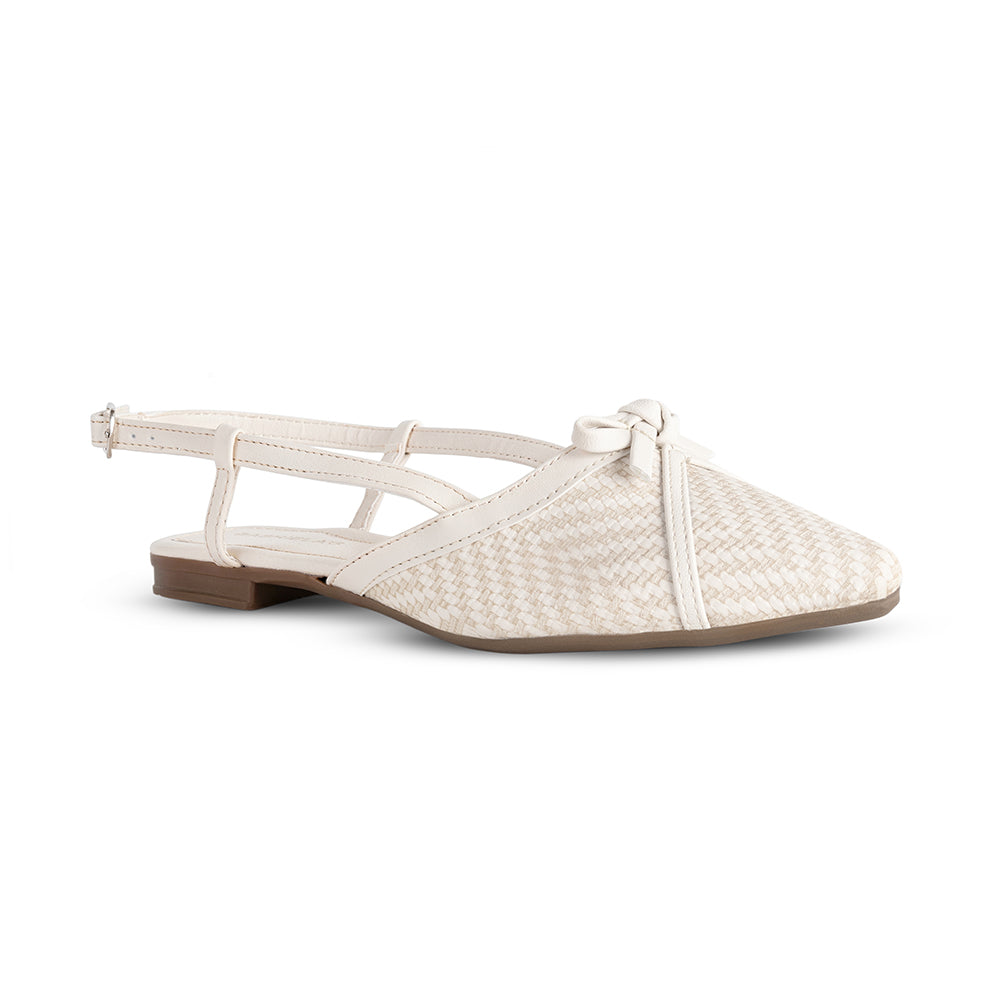 Vista diagonal en flats beige de piso con punta fina y pulsera ajustable para dama 