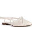 Vista diagonal en flats beige de piso con punta fina y pulsera ajustable para dama 