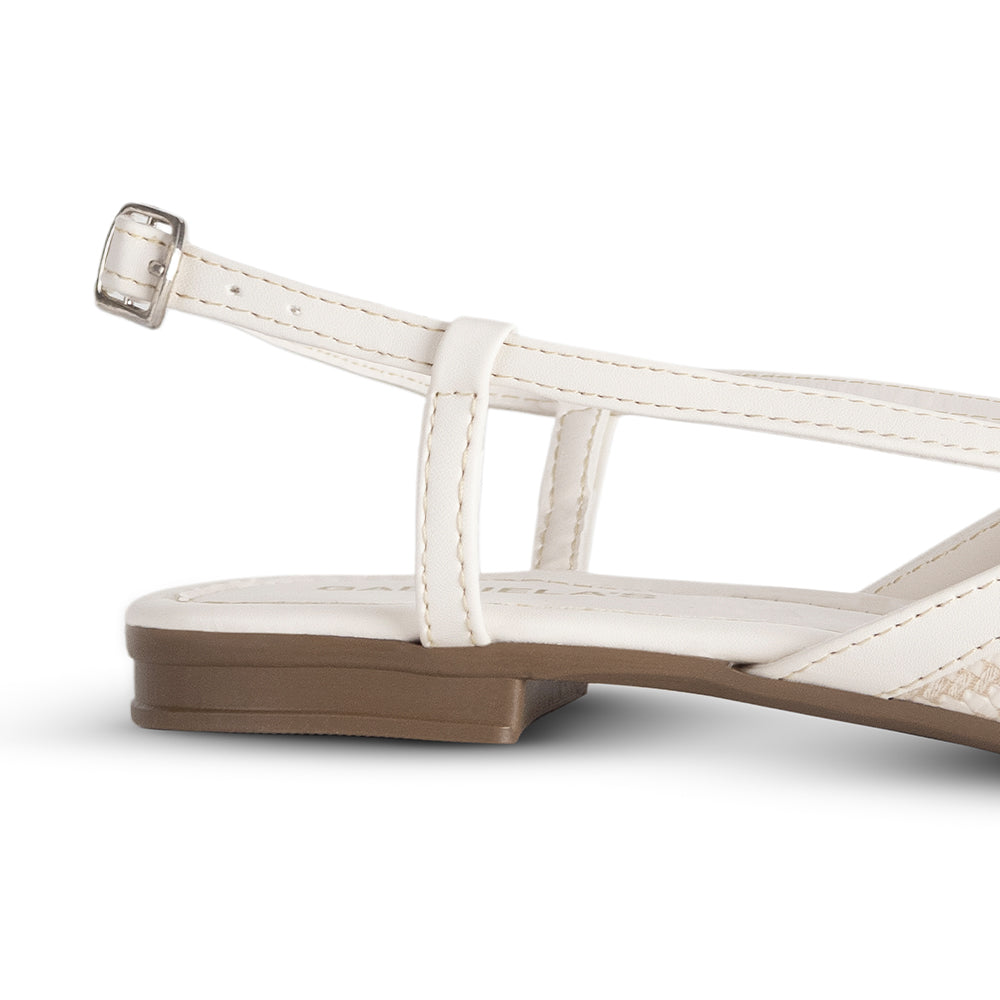 Vista trasera de flats beige de piso para dama con pulsera ajustable, punta fina y moño en el empeine 