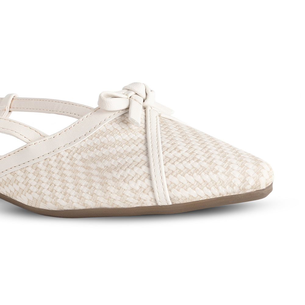 Detalle del material sintético en flats beige para dama con punta fina y moño en el empeine de piso 