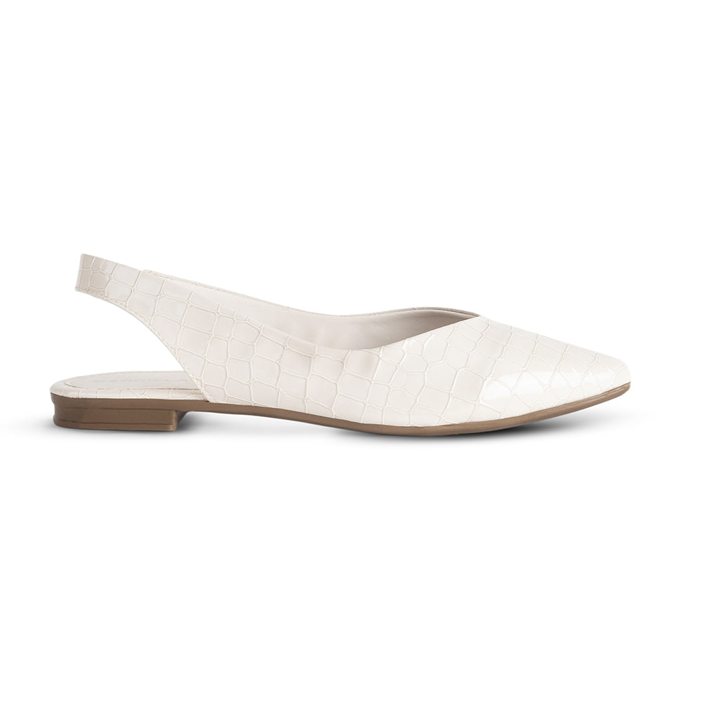 Vista lateral de flats beige destalonados para mujer con punta fina y elástico en correa trasera
