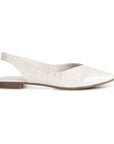 Vista lateral de flats beige destalonados para mujer con punta fina y elástico en correa trasera