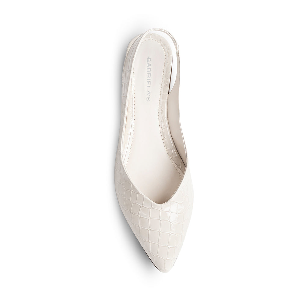 Vista superior de flats beige destalonado para mujer con punta fina y correa trasera ajustable