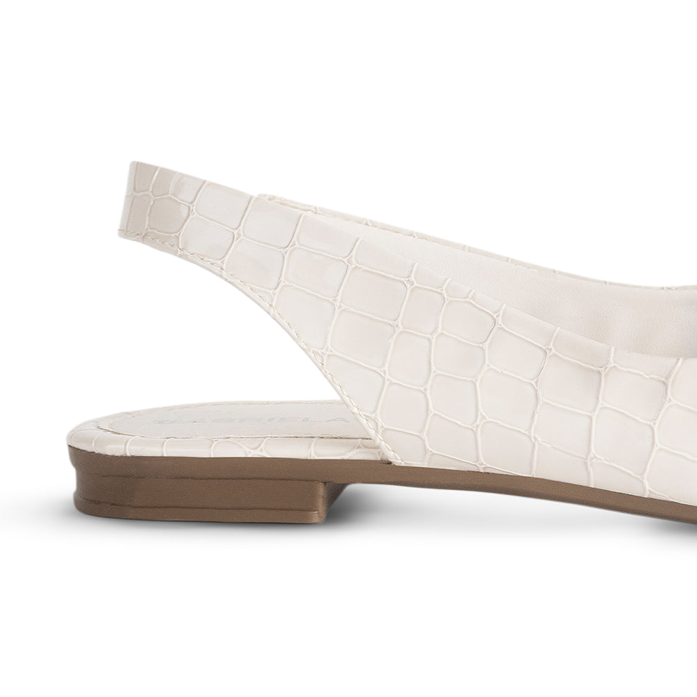 Vista trasera de flats beige de piso para mujer destalonado con correa ajustable