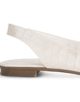 Vista trasera de flats beige de piso para mujer destalonado con correa ajustable