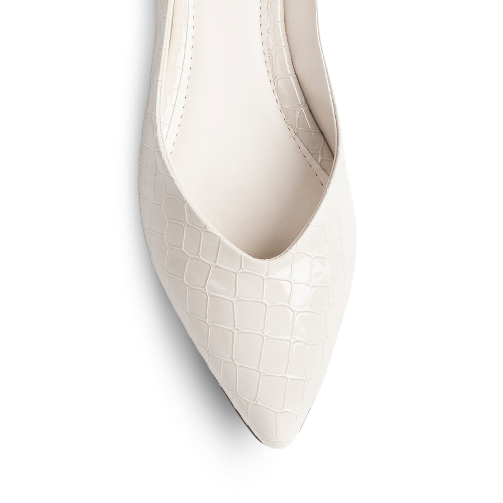 Vista de material sintético en flats beige destalonado para mujer con punta fina 