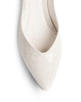 Vista de material sintético en flats beige destalonado para mujer con punta fina 
