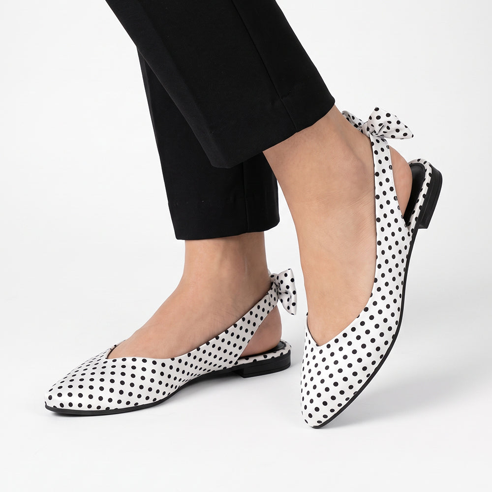 Flats blancos de punta fina para mujer con moño trasero de diseño destalonado y suela de piso 