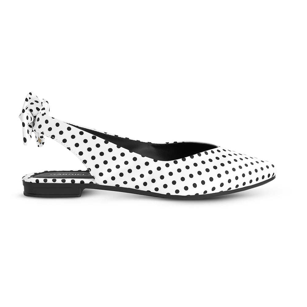 Vista lateral en flats blanco para mujer de punta fina destalonado con moño trasero y lunares negros