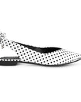 Vista lateral en flats blanco para mujer de punta fina destalonado con moño trasero y lunares negros