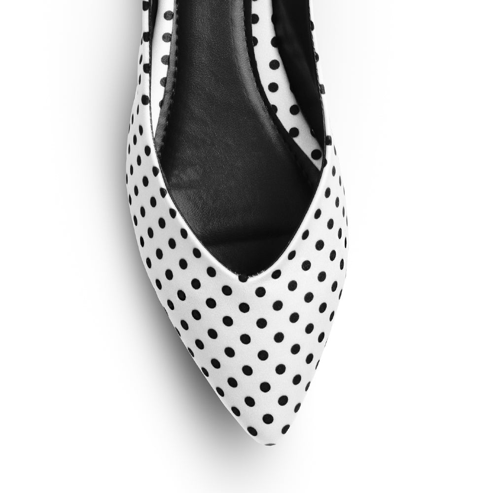 Vista de material shantung en flats blanco para mujer de punta fina destalonado con moño trasero 
