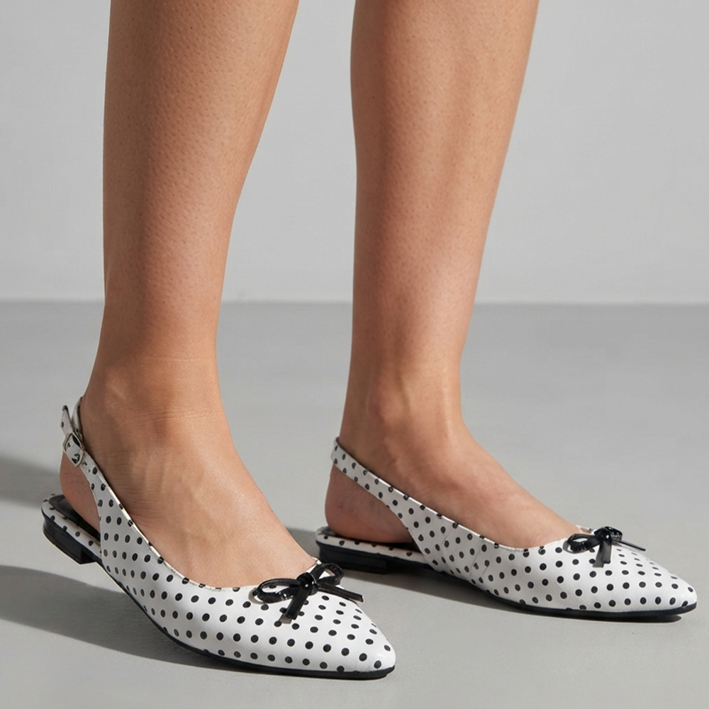 Flats blancos con lunares negros de punta fina, moño decorativo y pulsera ajustable para dama 