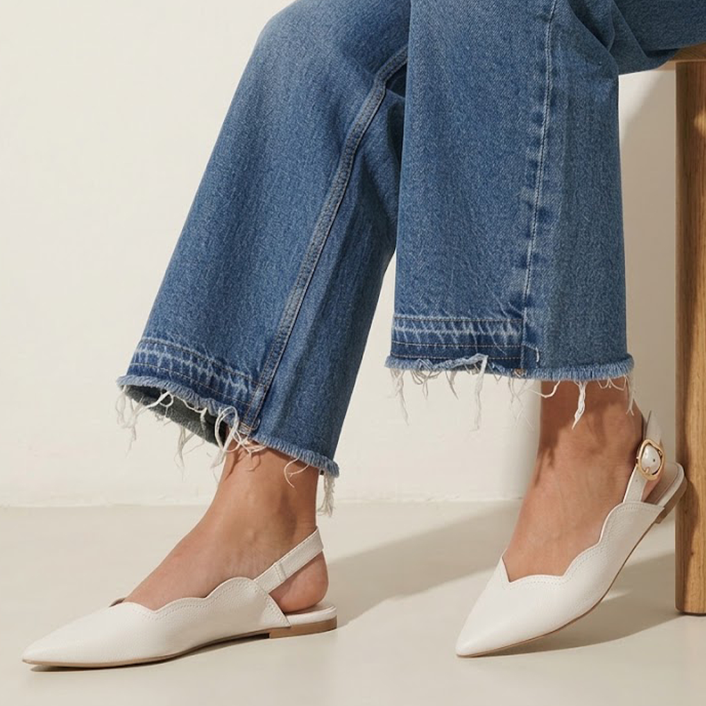 Flats beige de punta fina, suela de piso con pulsera ajustable y detalle en bordes ondulados para dama 