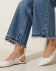 Flats beige de punta fina, suela de piso con pulsera ajustable y detalle en bordes ondulados para dama 