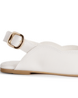 Vista trasera en la suela de piso de los flats beige para dama con pulsera ajustable