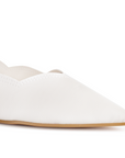 Detalle del material sintético en flats beige para dama con punta fina y bordes ondulados 