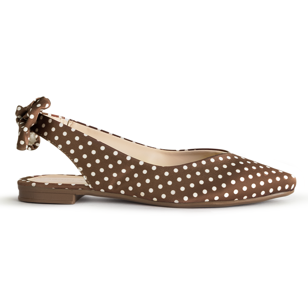 Vista lateral en flats café para mujer de punta fina destalonado con moño trasero y lunares blancos