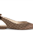 Vista lateral en flats café para mujer de punta fina destalonado con moño trasero y lunares blancos