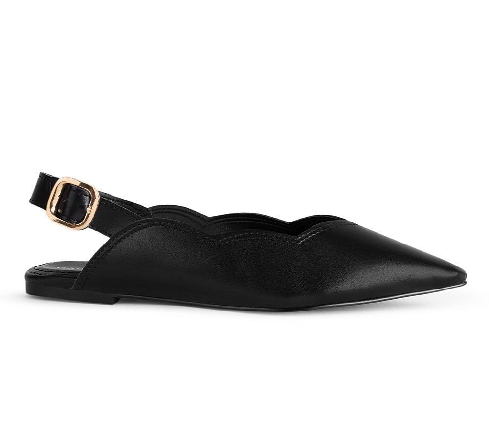 Vista lateral en flats negro con pulsera ajustable, detalle en bordes ondulados y suela de piso para dama 
