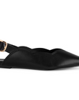 Vista lateral en flats negro con pulsera ajustable, detalle en bordes ondulados y suela de piso para dama 