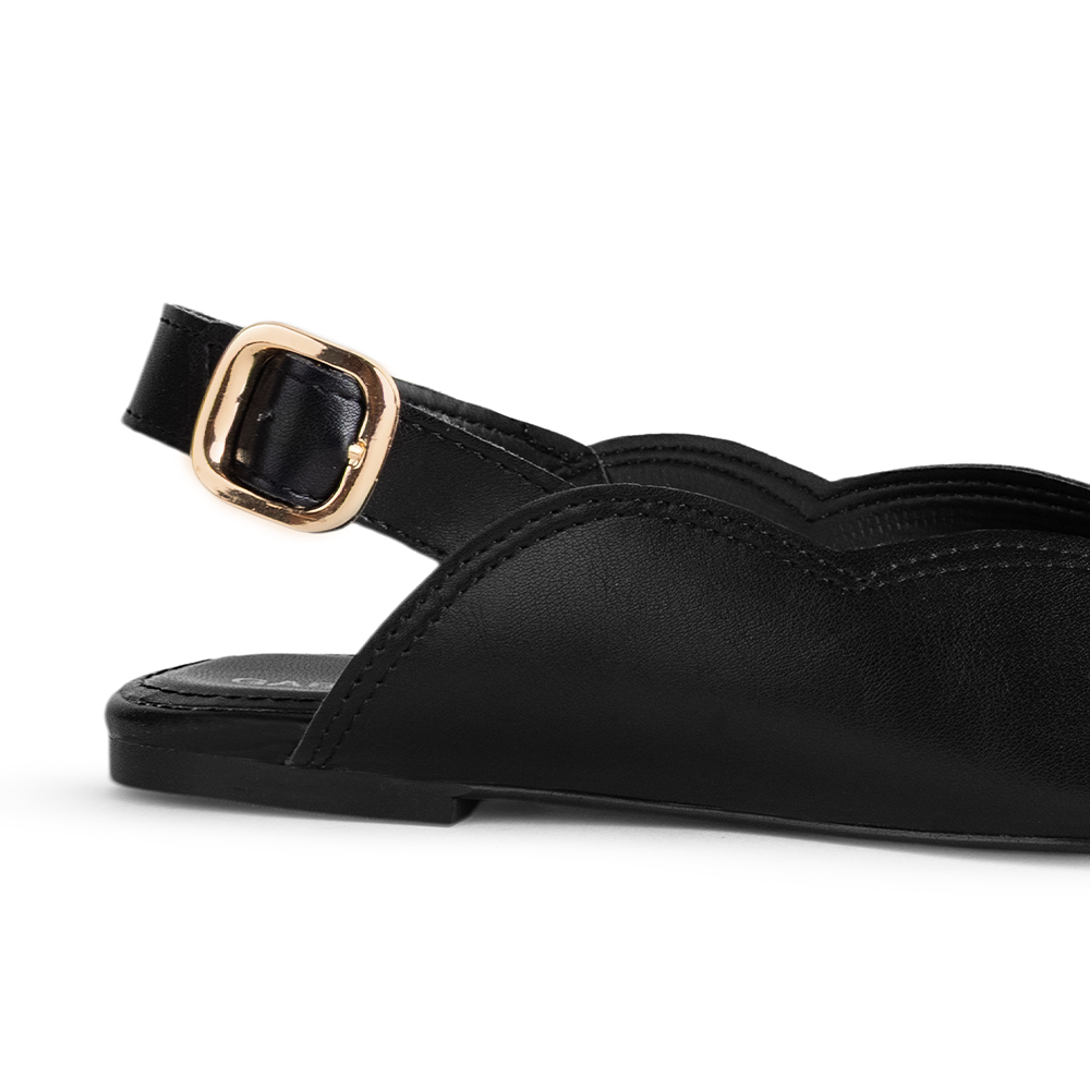 Vista trasera en la suela de piso de flats negro para dama con pulsera ajustable