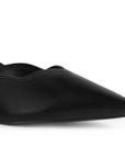 Detalle del material sintético en flats negro para dama con punta fina y bordes ondulados 
