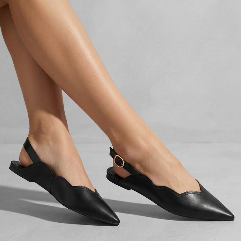 Flats negros de punta fina, suela de piso con pulsera ajustable y detalle en bordes ondulados para dama