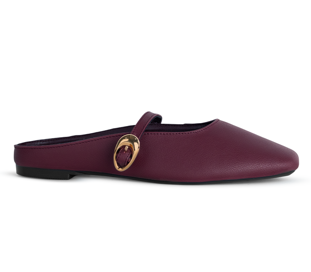 Vista lateral de balerina vino de piso tipo mule con punta semicuadrada y pulsera ajustable en el empeine 